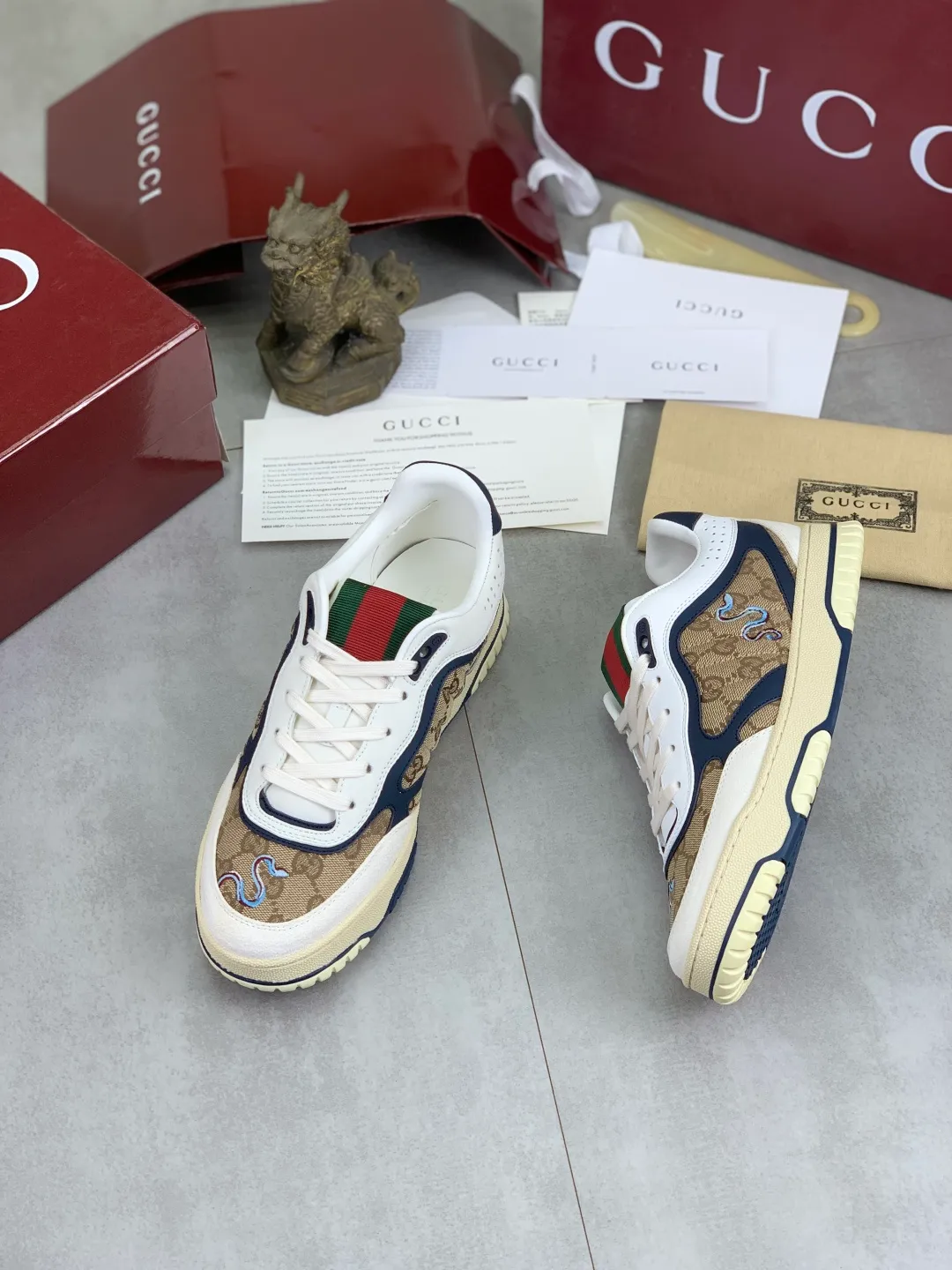 Men's men's shoes 💰P620 new style 🐍🐍🐍 Gucci Gucci couple 🧑‍🤝‍🧑 autumn and winter low-end catwalk casual sneakers, top version! The oil edge craftsmanship is reproduced one to one. New model for early spring, creating a perfect style, cool and sassy, ​​c-position fashionable wear, classic shoe style with retro and futuristic feel, showing exquisite texture! Open mold to customize high-density outsole. Comes fully packaged. Size: Female 35-40 Male 39-45 Fabric: Imported calfskin punching Lining: Imported original sheepskin lining